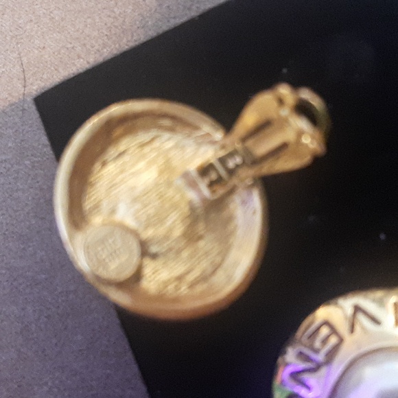 Vintage Givenchy pearl gilt clip on earrings - Picture 3 of 3